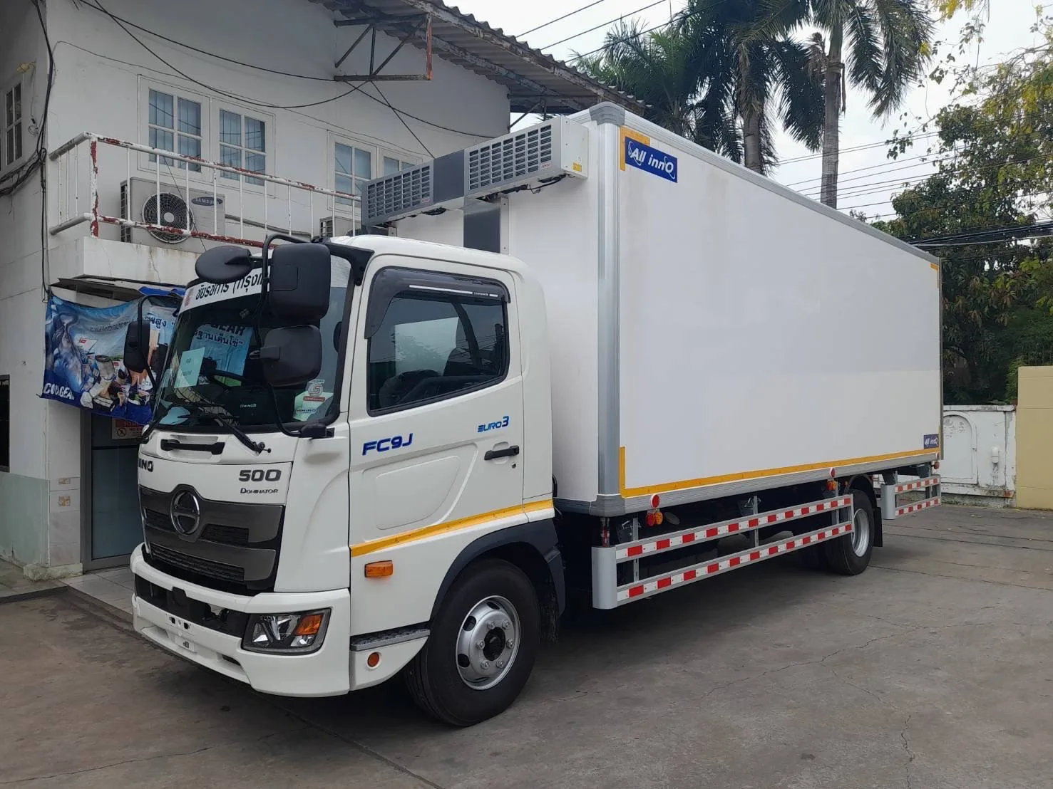 รถบรรทุกห้องเย็น 6 ล้อ One Ways Logistics